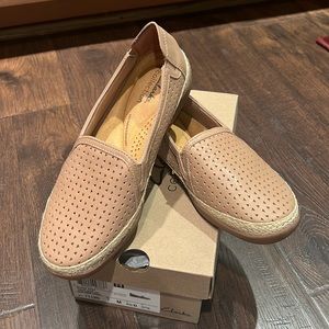 Clarks Elaina Ruby women’s slip on flats, warm beige leather, size 7, NWT